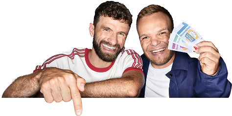 Thomas Müller und Niko Kappel zeigen lachend ihre Vereinsscheine.